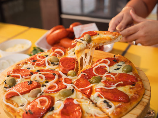 PIZZA CASERA CON CHORIZO DE RES PICANTE