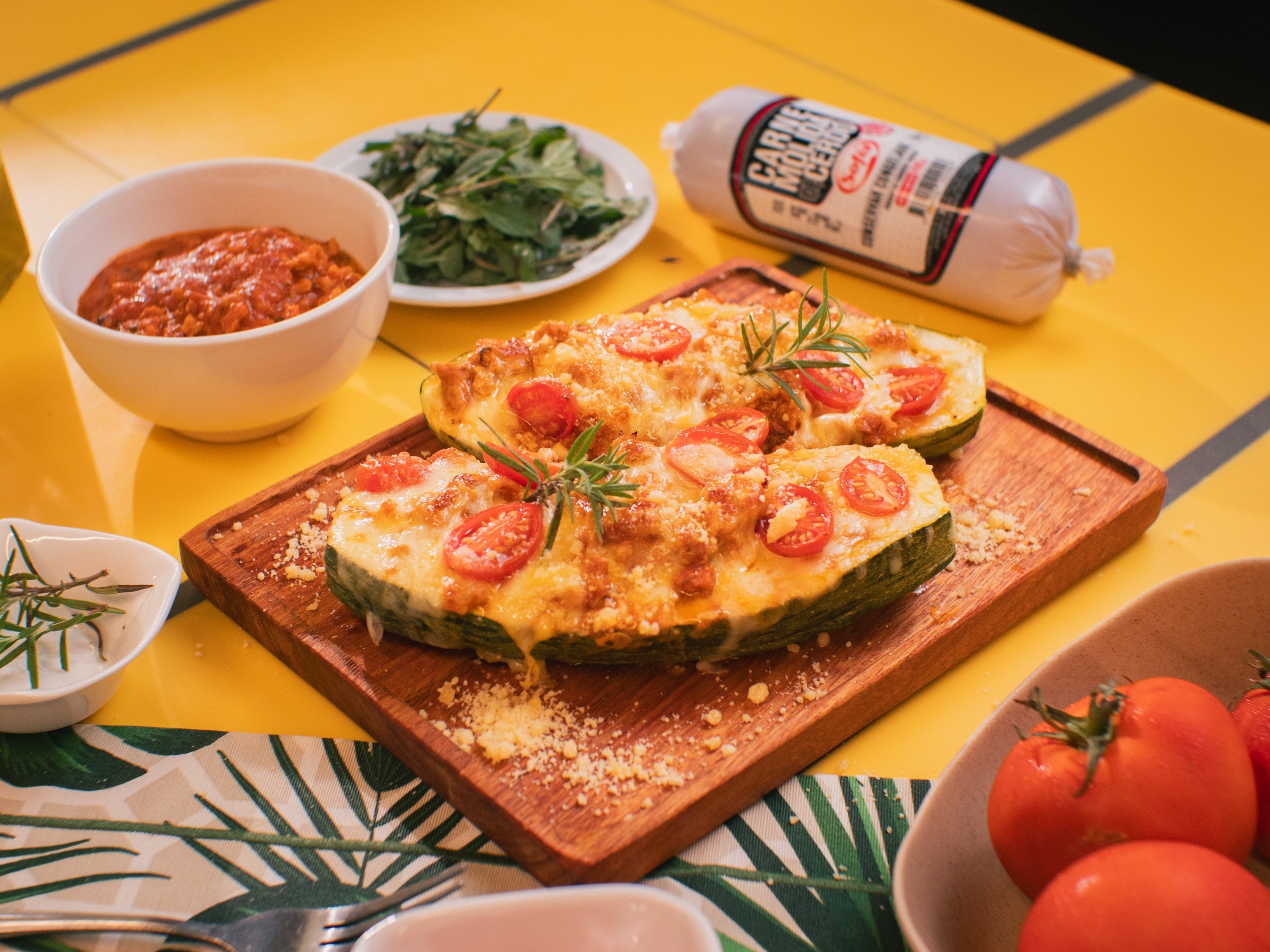 ZUCCHINI RELLENO DE BOLOÑESA DE CERDO