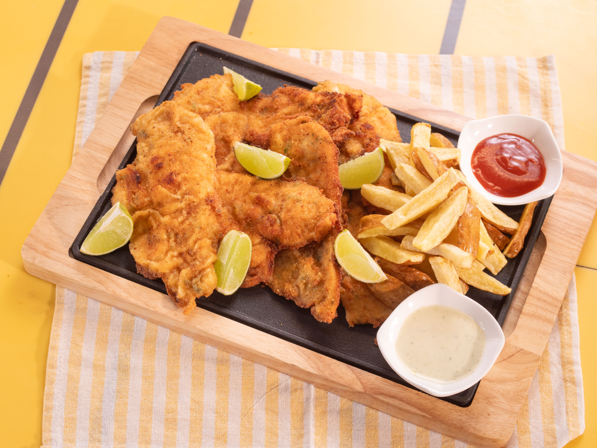 Milanesas de Pollo con una bandeja de corte fino